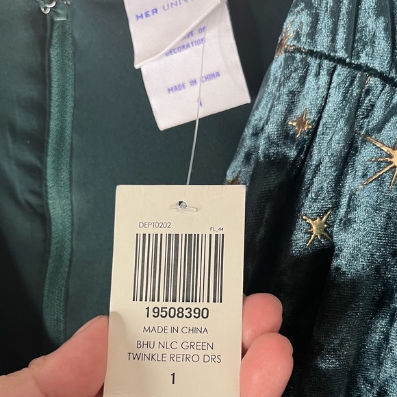 Her Universe Retro Star Velvet Dress Plus Size - Picture 10 of 15